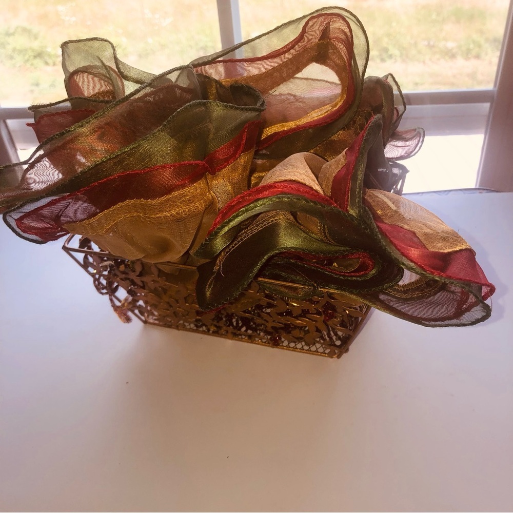 A Basket with four napkins and napkin holders, delicious looking colours